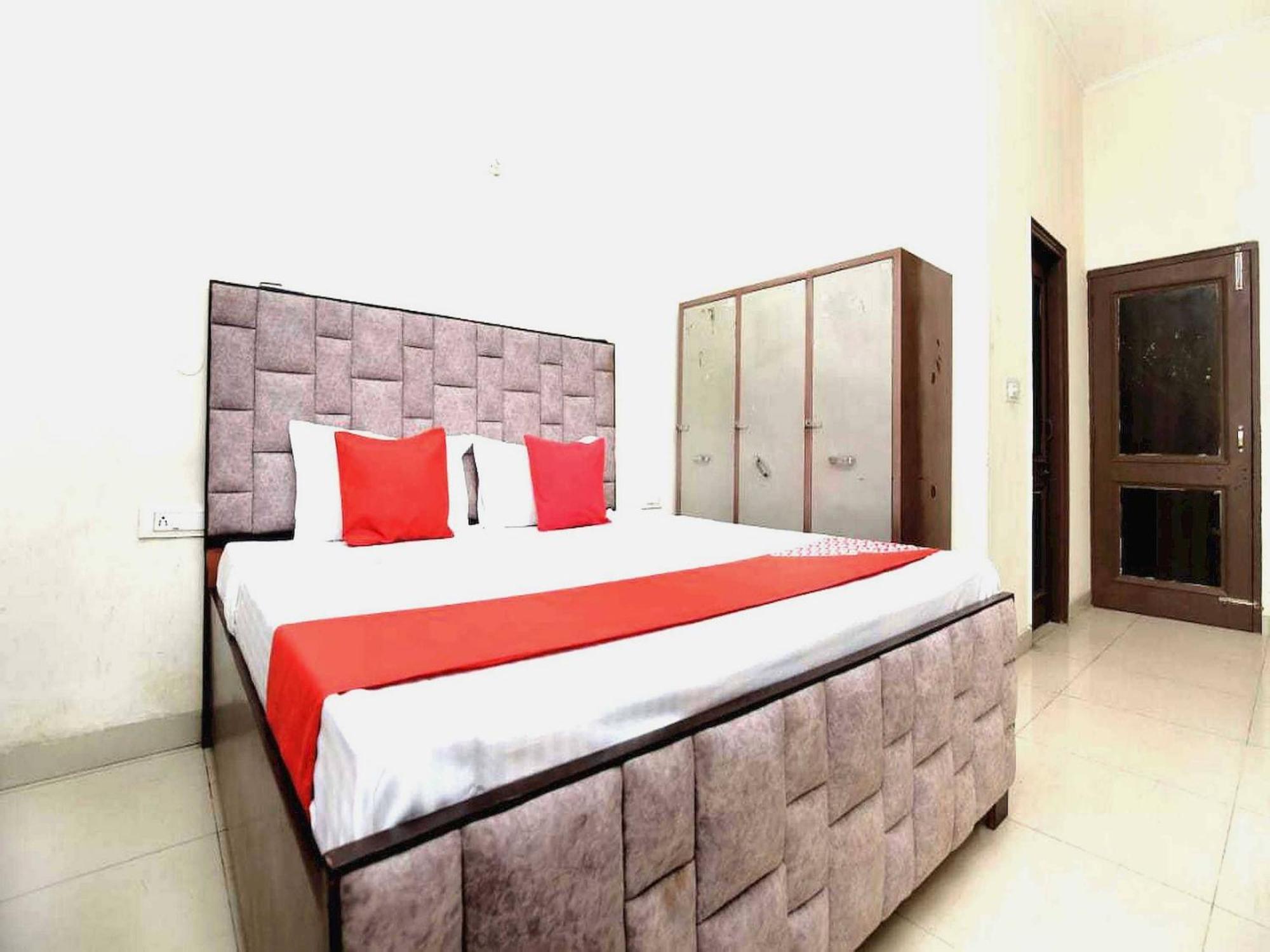 Oyo 91941 Hotel Golden Crown Sirhind Exteriör bild